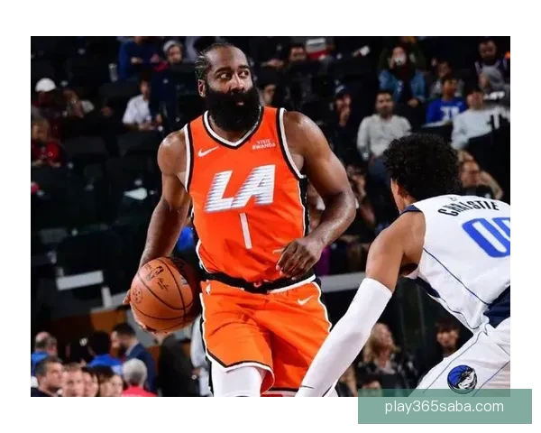 米切尔盛赞哈登改变比赛节奏强调团队力量助推球队走到今天高度新